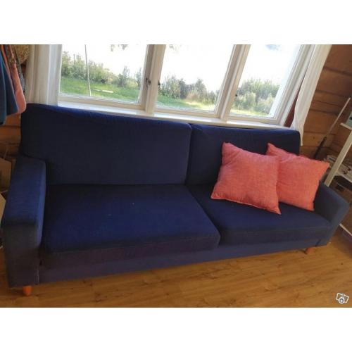 Mörkblå soffa