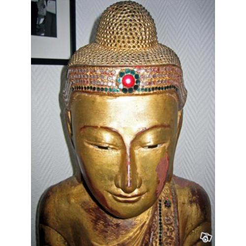 Stående antik Buddha