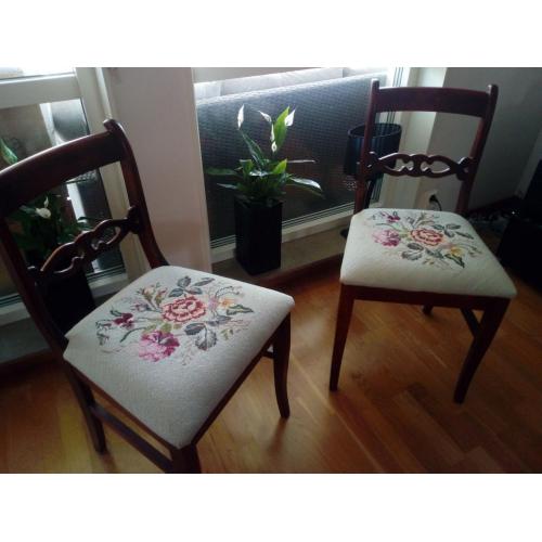 Broderade stolar med tillhörande bord